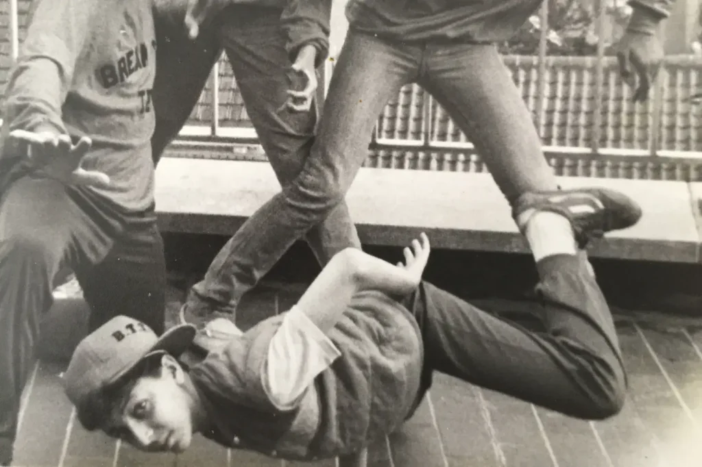Groupe Break Times Team en 1982 - Sur la terrasse de leur agent Eddy buyls - dentiste à la Bascule - Bruxelles - photo noir et blanc - Halhoule Mohamed en pleine figure de Breakdance