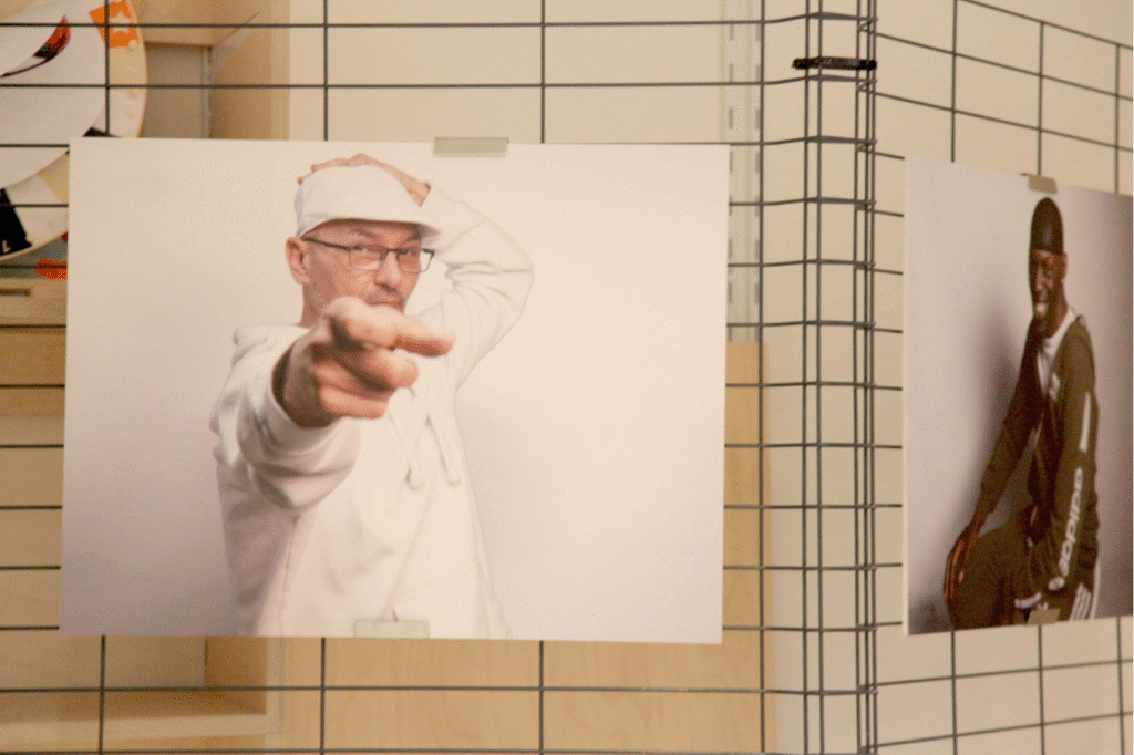 Hip-Hop-Generation-Brussel-2025-ExpoLemmens-Expo-Pionnier-casquette-blanche-Doigt